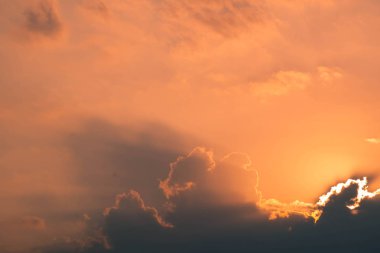 Renkli gökyüzü ile pembe pembe sarı turuncu ve mavi tonları egzotik cennet gibi bak