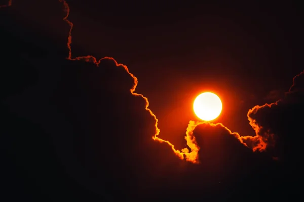 Силуэт Облачности Солнечного Света Дневном Фоне — стоковое фото