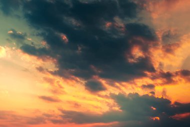 Renkli gökyüzü ile pembe pembe sarı turuncu ve mavi tonları egzotik cennet gibi bak