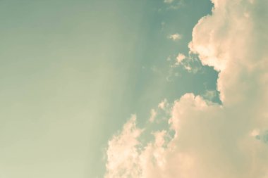 Tahmin ve meteoroloji konsepti için sabah arka plan kümülüs bulut