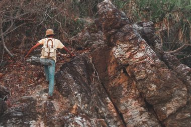 Adam backpacker dağlarda yürüyüş kavramı yaz tatilleri doğaya tek başına