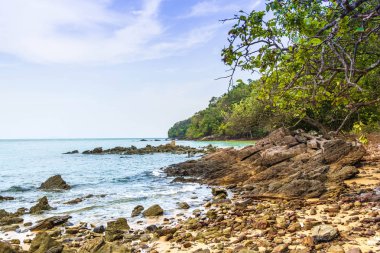 Sessiz sahil güzel sahne büyük kaya sabah ve arka dağların sahne ön planda olduğunu, Koh Yao Yai, Phang Nga, Tayland