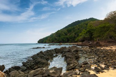 Sessiz sahil güzel sahne büyük kaya sabah ve arka dağların sahne ön planda olduğunu, Koh Yao Yai, Phang Nga, Tayland