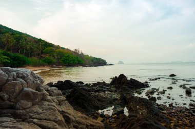 Sessiz sahil güzel sahne büyük kaya sabah ve arka dağların sahne ön planda olduğunu, Koh Yao Yai, Phang Nga, Tayland