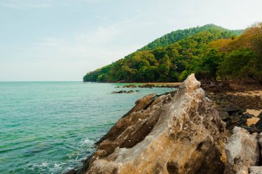 Sessiz sahil güzel sahne büyük kaya sabah ve arka dağların sahne ön planda olduğunu, Koh Yao Yai, Phang Nga, Tayland