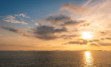 tahmin ve meteoroloji kavramı için sabah arka plan deniz üzerinde soyut cumulustratus bulut güzel