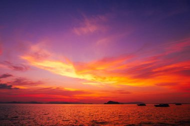 sanat dekorasyon duvar kağıdı için günbatımı gökyüzü arka plan Altostratus bulut ve deniz gradyanı