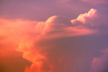 parlak gökkuşağı renklerde gradyan gökyüzü ve Kümülonimbus bulut ve gün batımında Renkli pürüzsüz gökyüzü