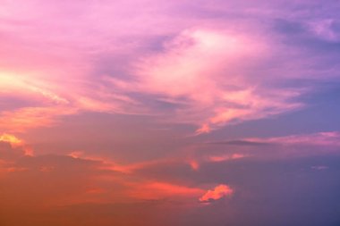 parlak gökkuşağı renklerde gradyan gökyüzü ve Kümülonimbus bulut ve gün batımında Renkli pürüzsüz gökyüzü
