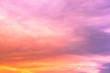 parlak gökkuşağı renklerde gradyan gökyüzü ve Kümülonimbus bulut ve gün batımında Renkli pürüzsüz gökyüzü