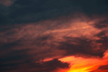 tahmin ve meteoroloji kavramı için gün batımı arka planda Stratus bulut güzel
