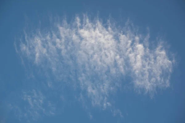 Cirrostratus bulut ve mavi gökyüzü arka plan soyut