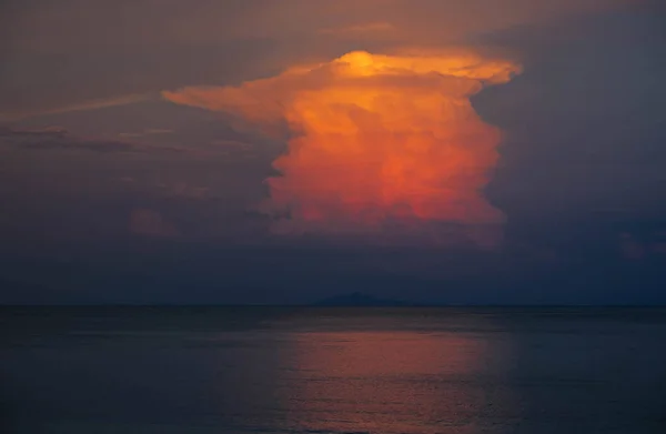Tahmin ve meteoroloji kavramı için gün batımı arka plan kümülonimbus bulut