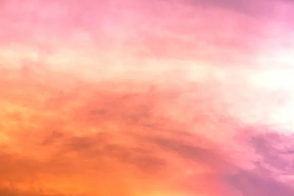 parlak gökkuşağı renklerde gradyan gökyüzü ve Kümülonimbus bulut ve gün batımında Renkli pürüzsüz gökyüzü
