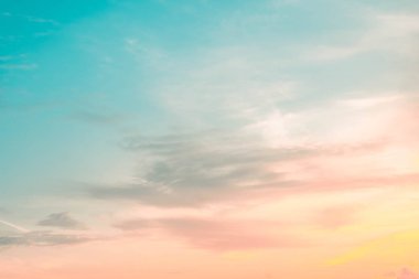 tahmin ve meteoroloji kavramı için gün batımı arka planda Stratus bulut güzel