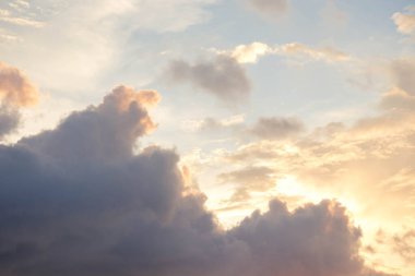 Hava tahminleri ve meteoroloji konsepti için kümülüs bulutlarının arkasındaki parlak gökyüzü
