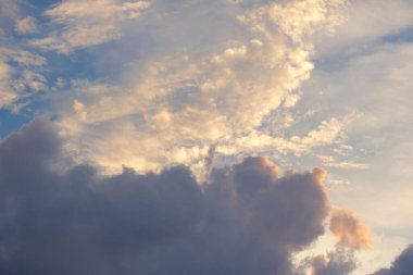 Hava tahminleri ve meteoroloji konsepti için kümülüs bulutlarının arkasındaki parlak gökyüzü