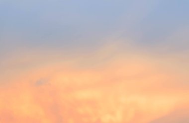 alacakaranlıkta gökyüzü düz gökyüzü ve parlak gökkuşağı renkleri ve renkli bulut