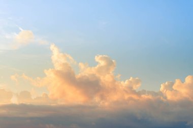 Hava tahmini ve meteoroloji konsepti için arka planda güzel kümülüs bulutu