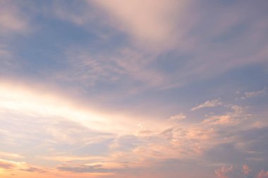 alacakaranlıkta gökyüzü düz gökyüzü ve parlak gökkuşağı renkleri ve renkli bulut