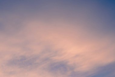 alacakaranlıkta gökyüzü düz gökyüzü ve parlak gökkuşağı renkleri ve renkli bulut