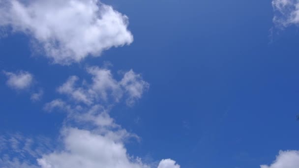 Wolken und blauer Himmel. Konzept für Vorhersage und Meteorologie — Stockvideo