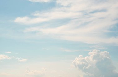 Yumuşak mavi gökyüzünde kümülonimbus ve Altostratus yığını