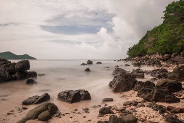 Koh Yao Yai 'nin huzurlu kıyı manzarası, Phang Nga, Tayland