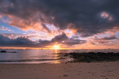 Koh yao yai, Tayland 'da gün batımında güzel deniz manzarası