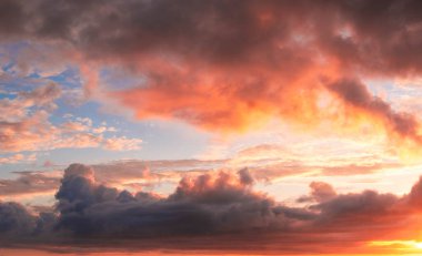 Güneşin doğuşundaki renkli gökyüzü dolaylı olarak oksijen molekülleri ve parçacıklardan yayılan güneş ışığına bağlıdır.