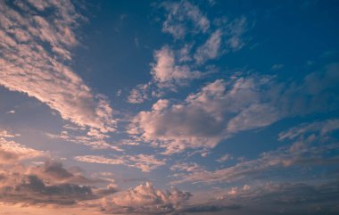 Sabah gökyüzündeki bulutların güzelliği