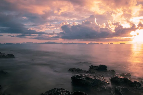 Sabah Kumsalda Deniz Dalgası — Stok fotoğraf