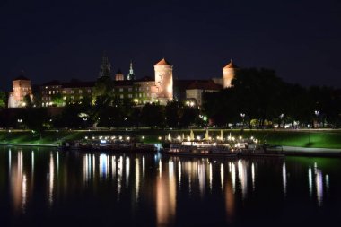 Gece Krakow kalesi