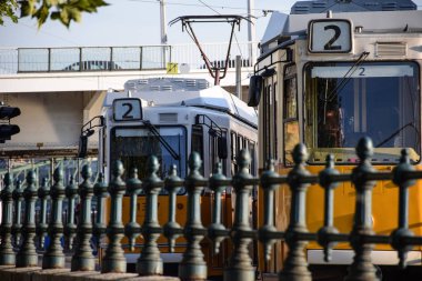 Tarihi tramvay, Özgürlük Köprüsü, Budapeşte, Macaristan, whit mavi gökyüzü