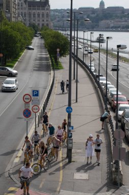 Budapeşte, Hungagry - Eylül, 15, 2018 - bisiklet ve yaya kaldırımı ve bisiklet yolu güneşli bir günde Tuna Nehri kıyısında paylaşmak