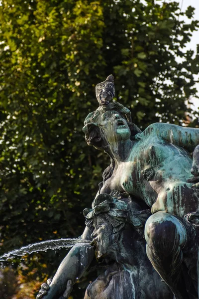 Taube über Statue, bedeckt mit Puppen, die Tierkrankheiten aufzeigen, die der Vogel verursachen kann — Stockfoto