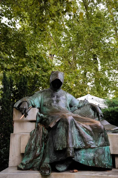 Budapeste, Hungria, 13 de setembro de 2019 - Estátua de gallus anónimo, autora de "The Deeds of the Hungarian " — Fotografia de Stock