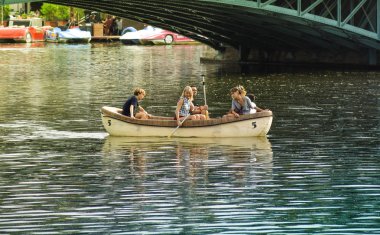 Budapeşte, Macaristan, Eylül, 13, 2019-aile Budapeşte Varolisget parkta bir gölet üzerinde tekne ile gezinme