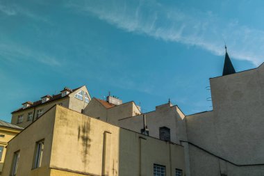 Mavi gökyüzü ile güzel bir gün, Prag 'da binalar ve evler geometrik şekiller ve çizgiler