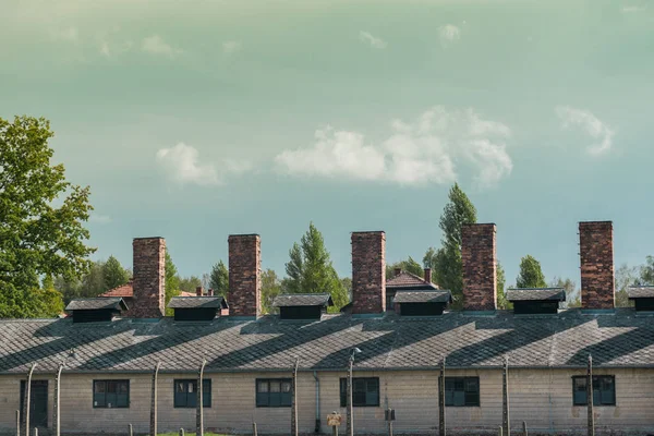 Schornsteine der Gebäude, in denen die Leichen der toten Juden in den Konzentrationslagern Auschwitz und Birkenau in Polen verbrannt wurden — Stockfoto