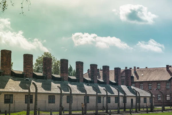 Schornsteine der Gebäude, in denen die Leichen der toten Juden in den Konzentrationslagern Auschwitz und Birkenau in Polen verbrannt wurden — Stockfoto