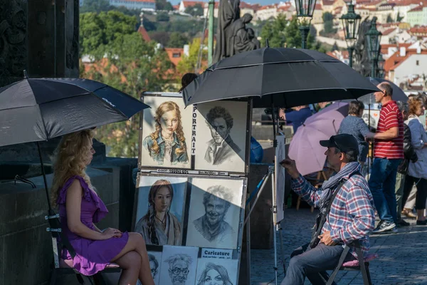Prag, Çek Cumhuriyeti-10 Eylül 2019: bir sokak sanatçısı Charles köprüsünde bir kadın bir portre resim