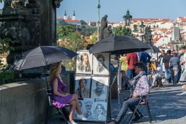 Prag, Çek Cumhuriyeti-10 Eylül 2019: bir sokak sanatçısı Charles köprüsünde bir kadın bir portre resim