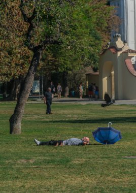 Prag, Çek Cumhuriyeti-10 Eylül 2019: cesur adam kampa parkta güneşli bir gün çim üzerinde uyuyor