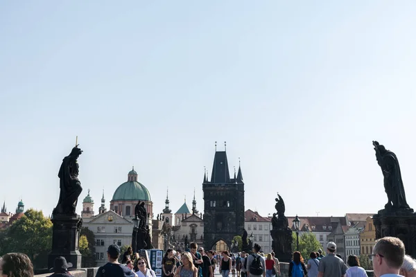 Praga, Czechy-10 września 2019: Most Karola przepełniony turystami w ciągu dnia — Zdjęcie stockowe