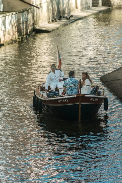 Praga, República Checa - 10 de septiembre de 2019: pareja en un crucero romántico por el canal de Certovka — Foto de Stock