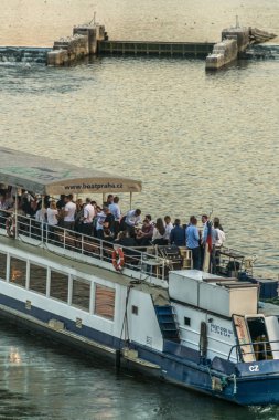 Prag, Çek Cumhuriyeti-10 Eylül 2019: turist teknesinde, Vltava nehrinde bir turneye mutlu saat, ay ile, gökyüzünde yükselen 