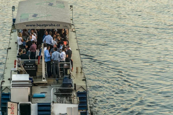 Praga, República Tcheca - 10 de setembro de 2019: Happy hour em barco turístico à noite em um passeio pelo rio Vltava, com a lua, subindo no céu — Fotografia de Stock