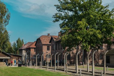 Oswiencim, Polonya-21 Eylül 2019: turistler Auschwitz Nazi toplama kampı kapısı trought gidiyor 