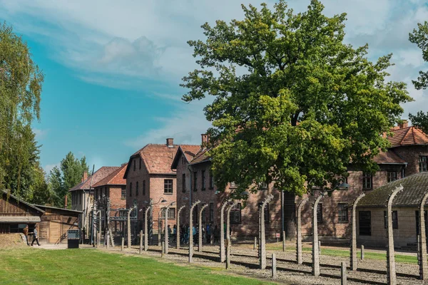 Oswiencim, polen - 21. september 2019: touristen gehen durch das tor des nazi-konzentrationslagers auschwitz — Stockfoto